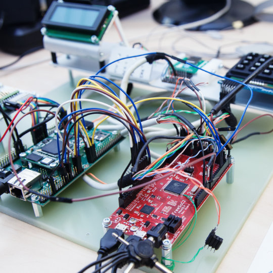 Aufbau Prototyp mit vielen Kabeln
