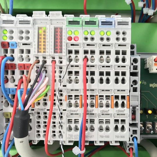 SPS mit Kabel angeklemmt